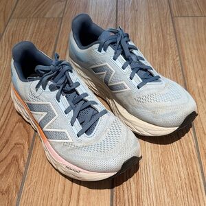 New Balance Women's 880v14 size 9.5 2E